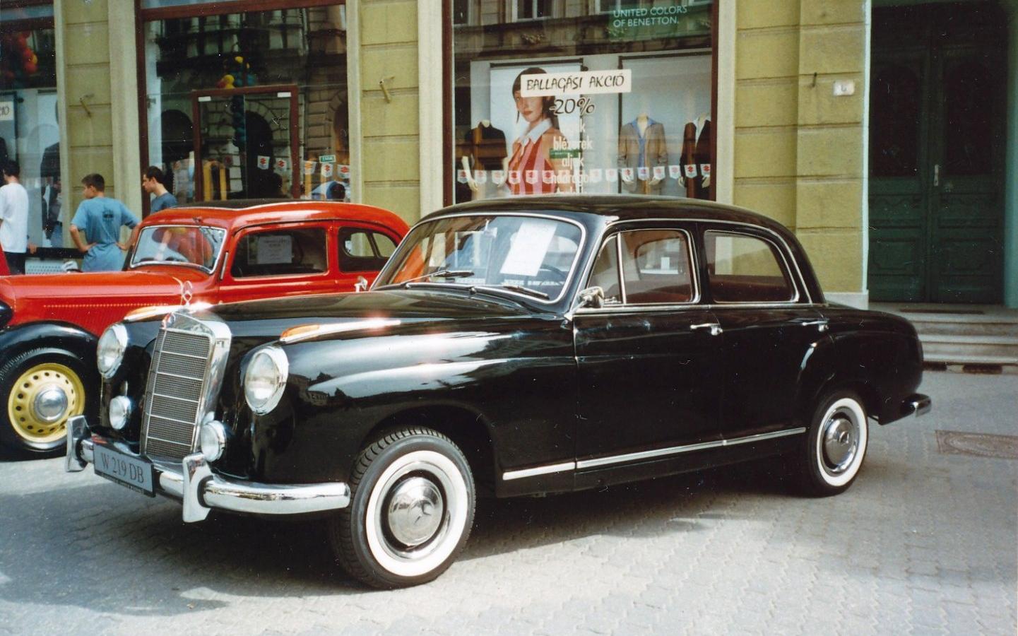 Mercedes-Benz W105 Sedan