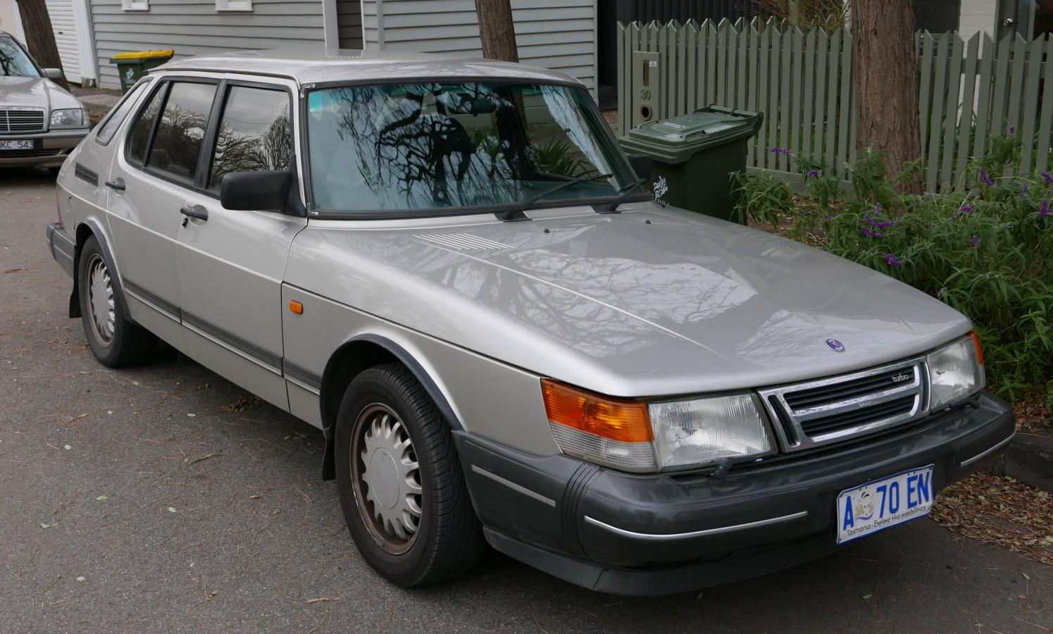 Saab 900