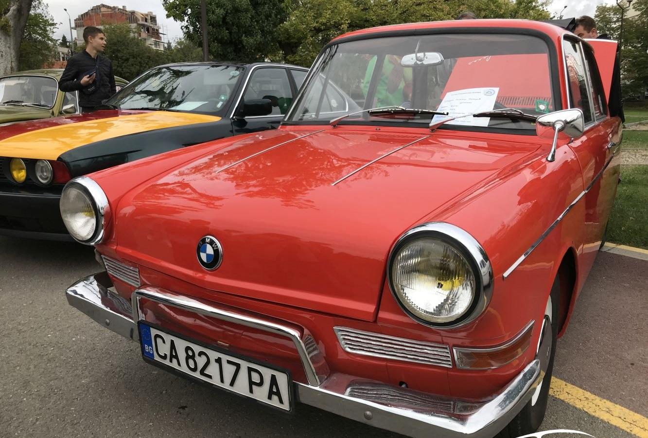 700